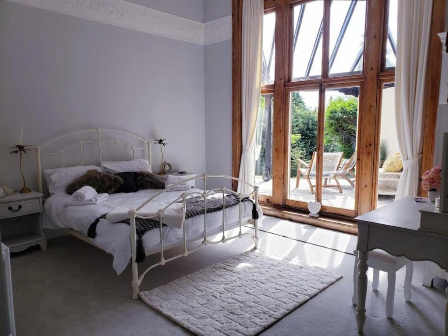 3 Bedroom 3 Bathroom Ground Floor Condo With Veranda Reigate Εξωτερικό φωτογραφία