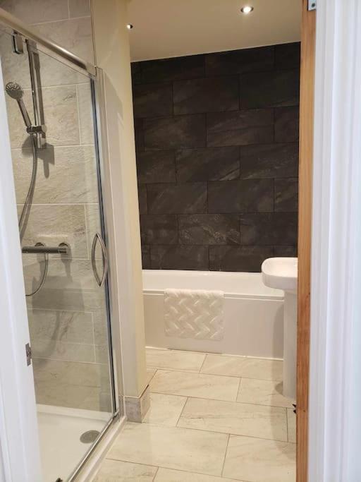3 Bedroom 3 Bathroom Ground Floor Condo With Veranda Reigate Εξωτερικό φωτογραφία