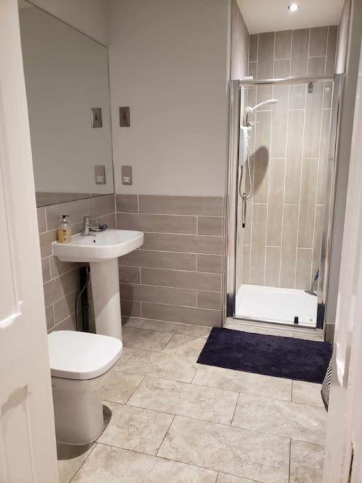 3 Bedroom 3 Bathroom Ground Floor Condo With Veranda Reigate Εξωτερικό φωτογραφία